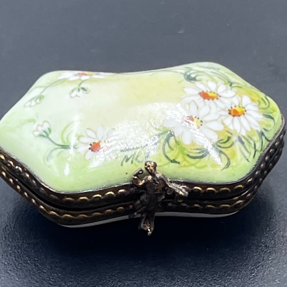 Limoges France Peint Main Hinged Trinket Pill Box Floral Daisy Celadon Green MC